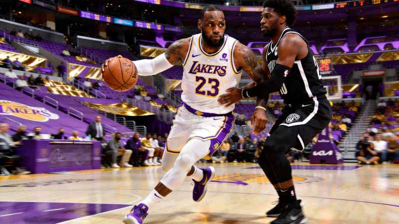 NBA常规赛湖人队主场对阵篮网队 - 勒布朗·詹姆斯持球突破